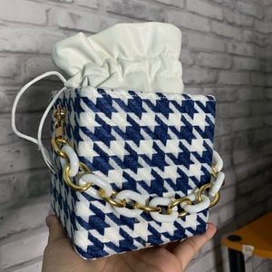 Box bag with strap